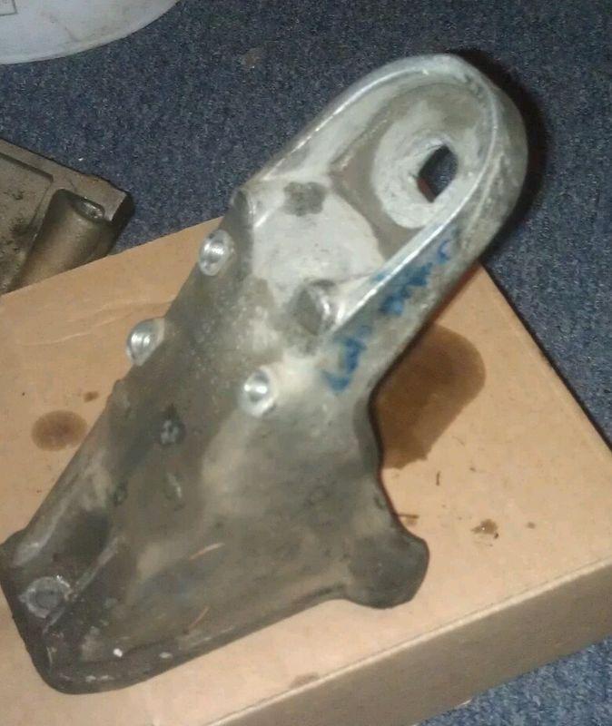 1986 audi aluminum motor mount bracket drivers left side a 431 199 307 g