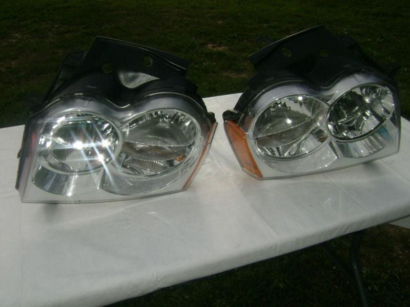 Pair of oem jeep grand cherokee headlights