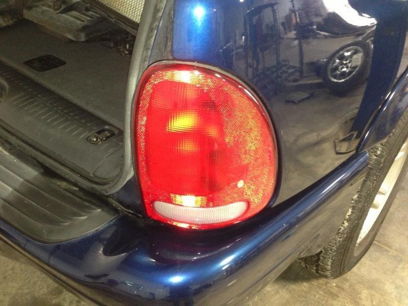 96 97 98 99 00 caravan r. tail light