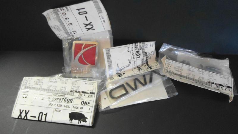 New genuine oem 4 pcs. 2003-2005 "saturn" "vue" "awd" & "v6" badge emblem set