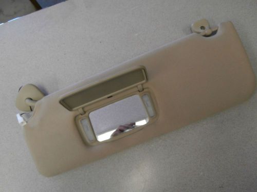 827754 vk6742 2004 toyota sienna  lh drivers sun visor w lighted mirror oem