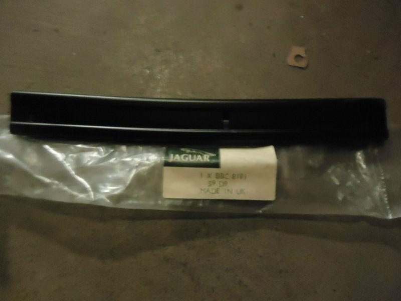 Jaguar xjs convertible rear top rail seal 1989 1990 1991 v12 bbc8181 nos