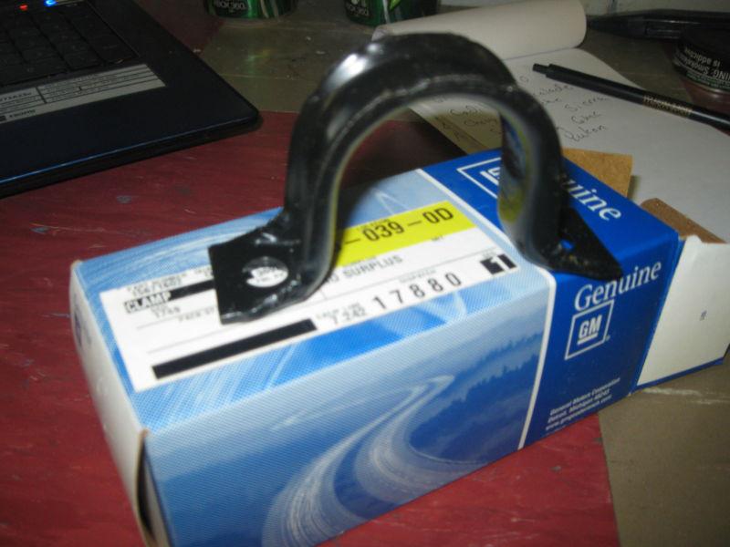 Chevrolet--gmc suburban- sway bar clamp nos 15671602