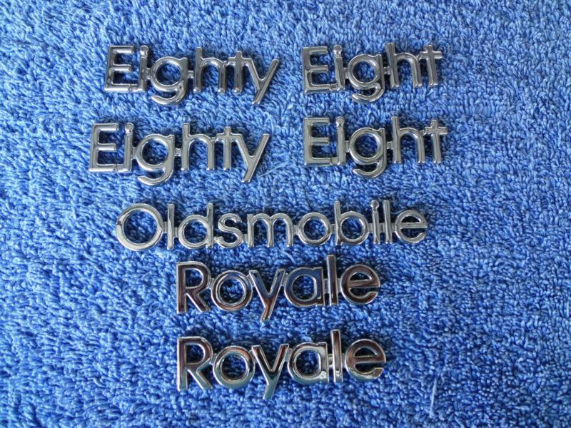 Nice 89-91 oem olds delta 88 eighty-eight royale rear quarter trunk door emblems