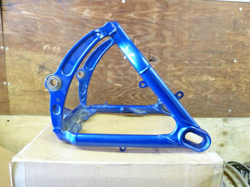 47694-09cwa harley davidson genuine swingarm off a 2009 softail rocker blue