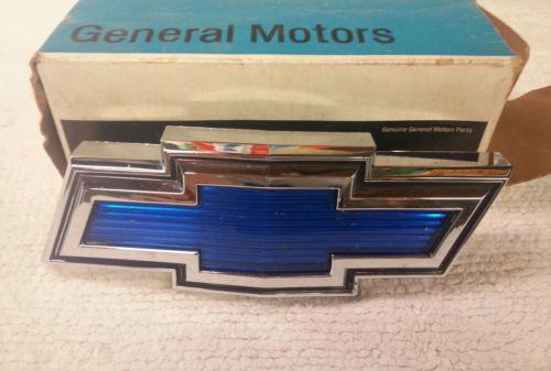 1971 1972 chevrolet truck grille emblem nos #3995773