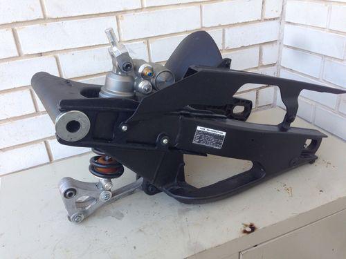 2013 r1 yzf r-1 oem complete swing arm w/shock suspension