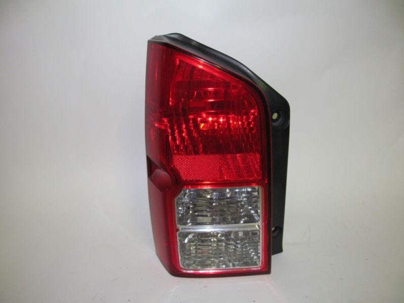 05 06 07 nissan pathfinder oem left tail light nice!