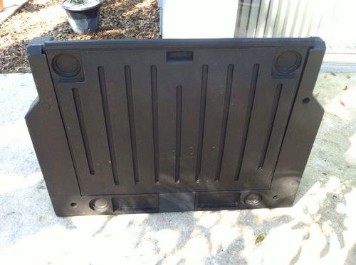 03 jeep wrangler rear trunk lockable.