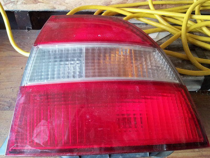 94-95 honda accord passenger taillight