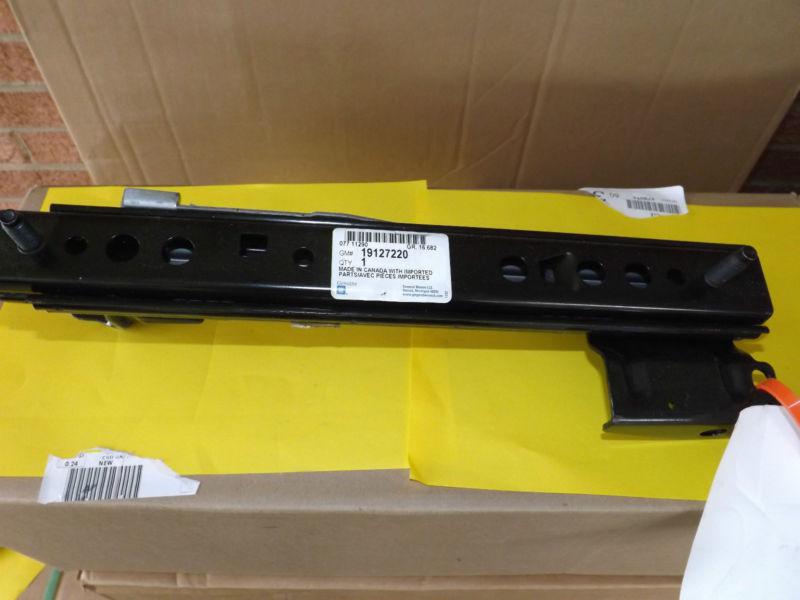 New chevrolet  genuine oem track#19127220