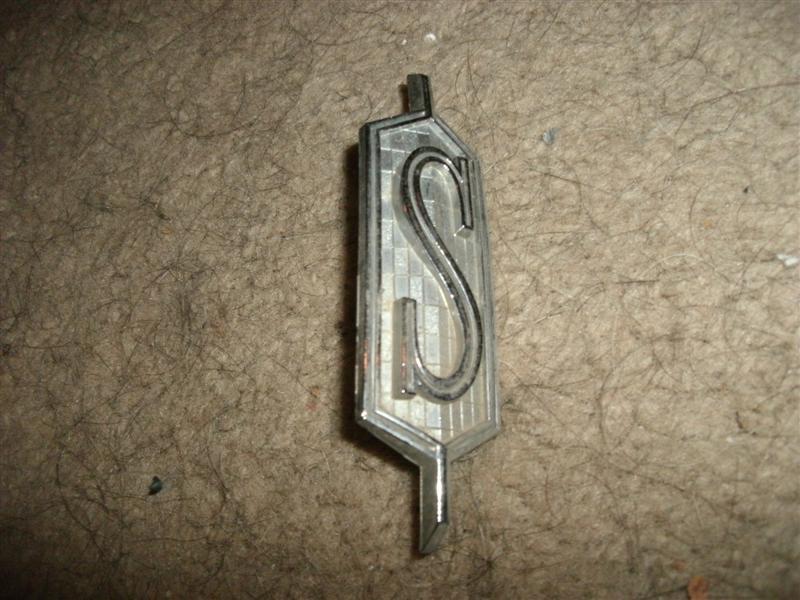 1968 oldsmobile cutlass "s" hood nose call out badge crest