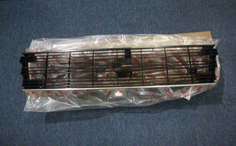 Toyota corolla sprinter rg  ke70,ae70 grille nos