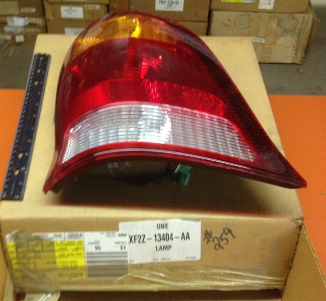 Xf2z-13404-aa ford rear combination tail lamp rh right side 1999-2003 windstar y