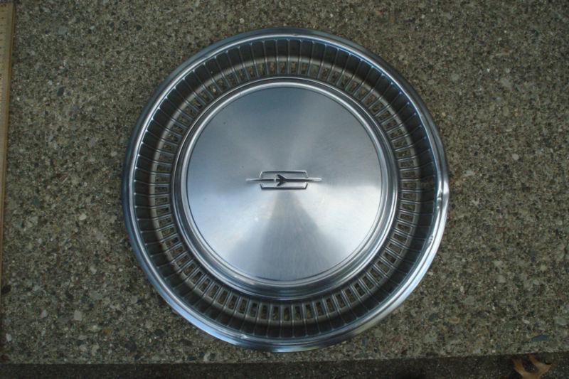 (1)  1972 oldsmobile delta 88  15 hubcap wheel cover