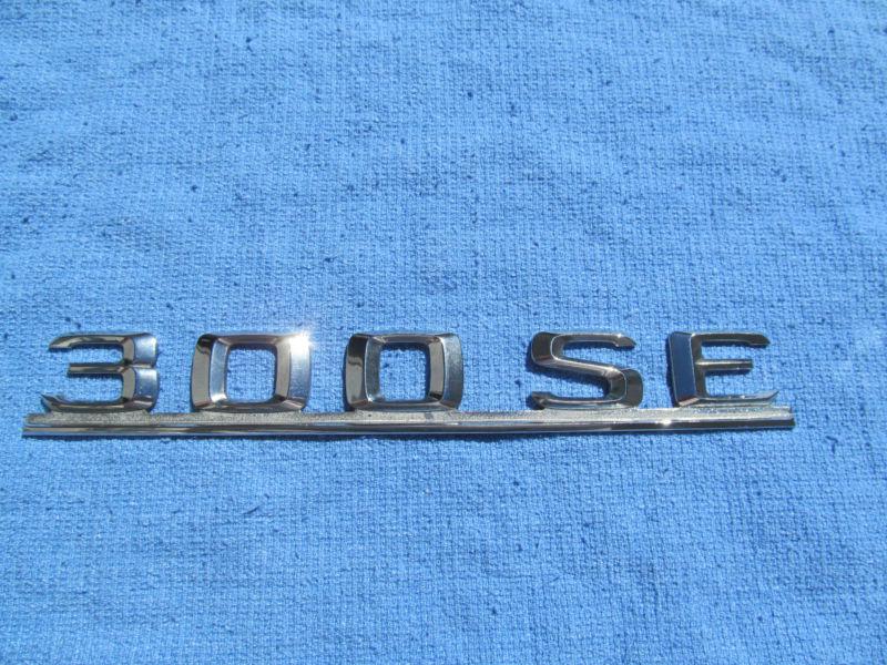 Mercedes benz 300se   oem trunk emblem