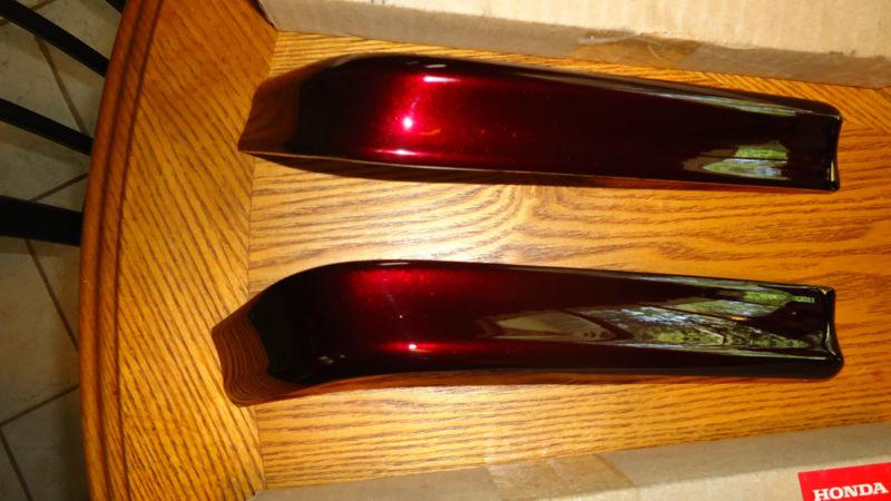 Gl1800 goldwing cabernet red metallic saddlebag molding 81482-mca-000zv 