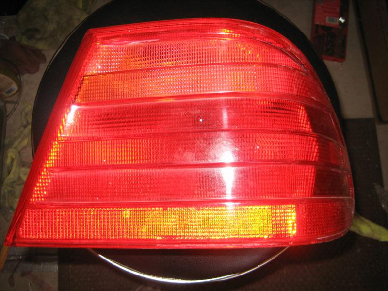 Original mercedes 1996-1999 right tail lamp a 210 820 46 64 for e 320 great cond