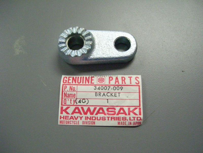 Nos kawasaki oem# 34007-009 footrest bracket f5 f6 f7 f8 f9