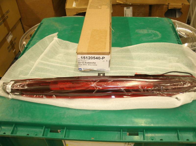 Genuine gm high mount 3rd stop brake tail light lamp for 02-13 chevy avalanche