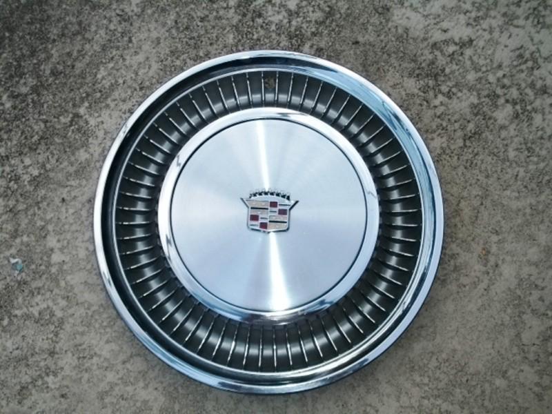 1974-75 cadillac deluxe dville calais or limousine 15" hubcap