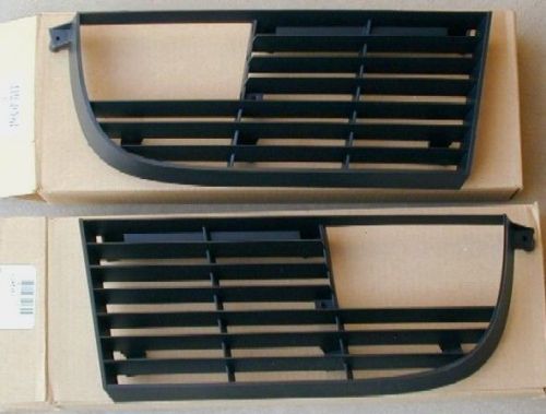 Pair of nos gm factory 1975 76 77 78 1979 corvette front grilles