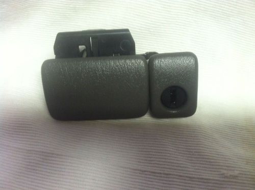 Oem 1999-2004 99-04 chevy tracker suzuki vitara glove box latch handle grey