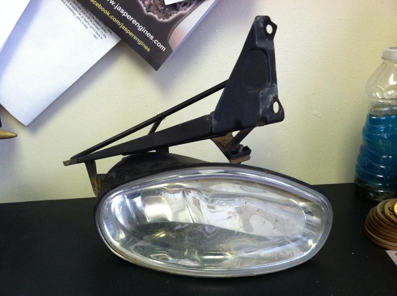 Passenger side fog light 01 02 saturn sc2