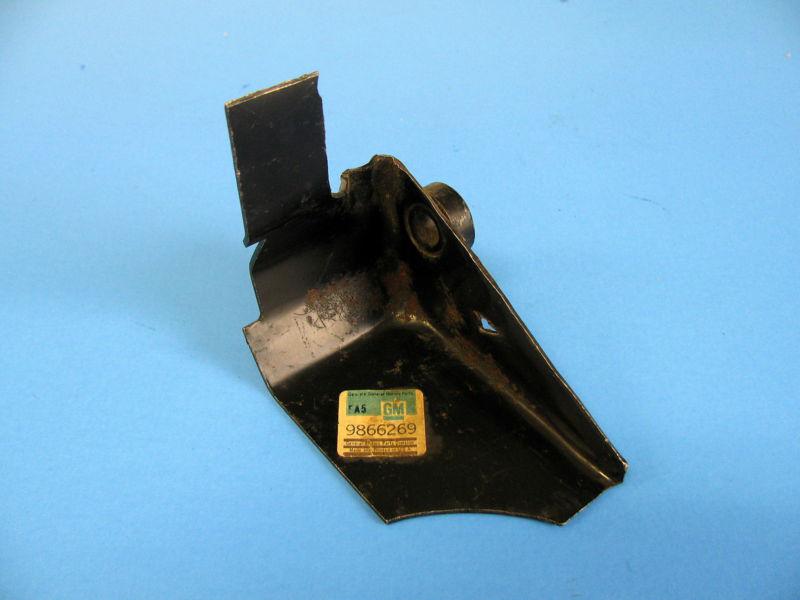 Nos 1971 1972 1973 1974 chevrolet vega left hood hinge pivot on body 9866269