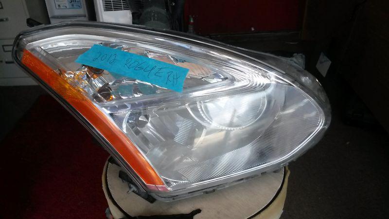 2012 nissan rouge right headlight (broken tab)