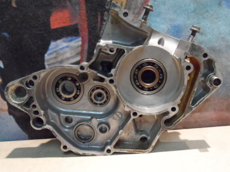 2001 suzuki rm 125 left engine case  (b) 01 rm125