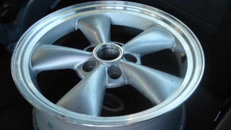 2005 ford mustang 17" rim free shipping!