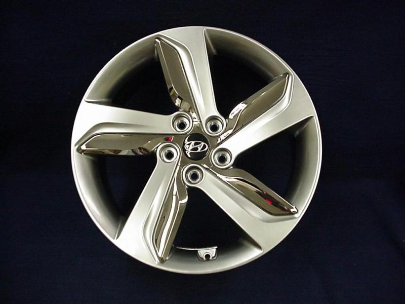 Hyundai veloster 2013 18" 5 spoke platinum / chrome alloy / aluminum wheel - 1