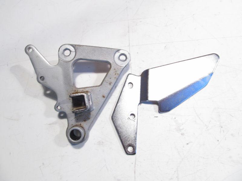 Suzuki gs500 gs 500 2004-2005 right front foot peg bracket with guard 89862