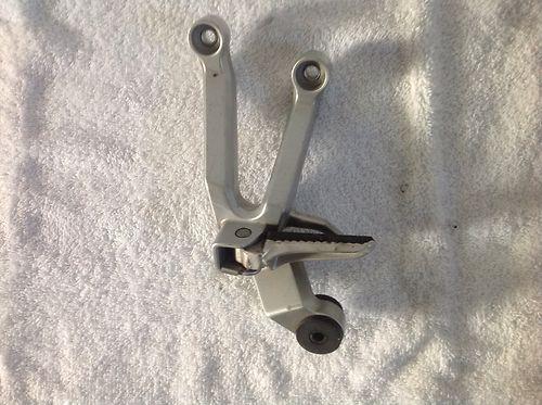 03/07 suzuki sv 1000s used foot peg and bracket left side in good condition