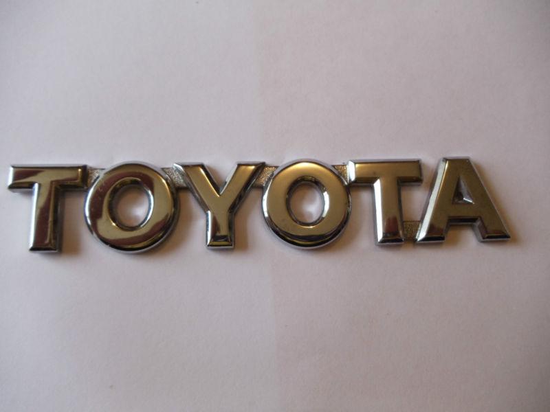 2005 toyota rav4........"toyota" tailgate emblem....used