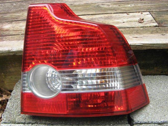 2004-2007 04 05 06 07 volvo s40 2.4i rh right passenger-side tail light assembly