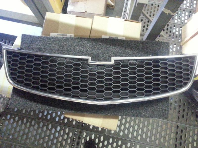 95225614 - 2011 - 2014 cruze- grille front lower - chrome/black - used/excellent