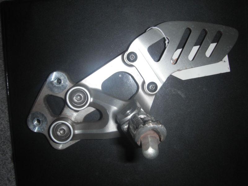 06 07 gsxr 600 750 left side rear set pegs bracket