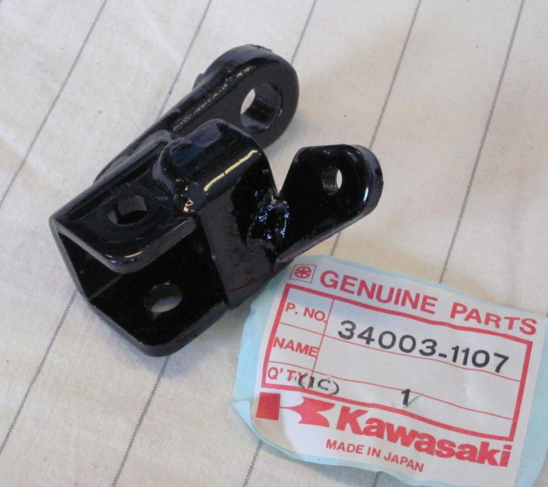 Kawasaki kz550 gpz 550 d1 1981 -81 fr,rh footrest bracket holder 34003-1107 nos