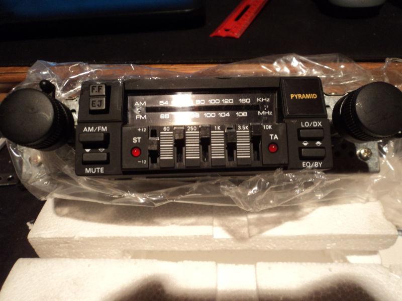   200  watt chevy am/fm  cassette  stereo  /with eq free phillips door speakers