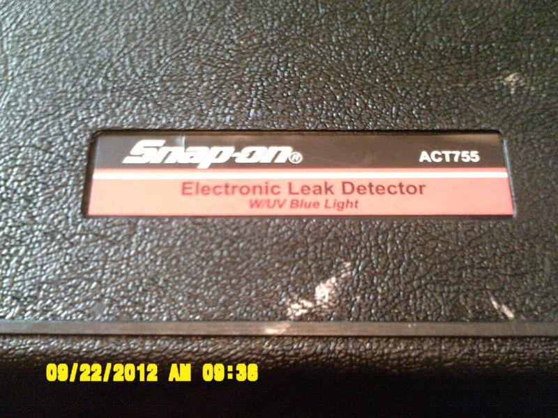 Snap-on electronic leak detector with uv blue light #act755