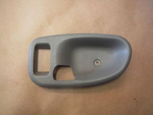 2000-2005 chevy blazer gmc jimmy brevada used oem door handle bezel lh