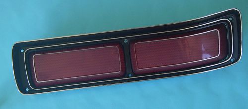 1972-73 lincoln mark iv tail light (lens + bezel) driver side (lh)