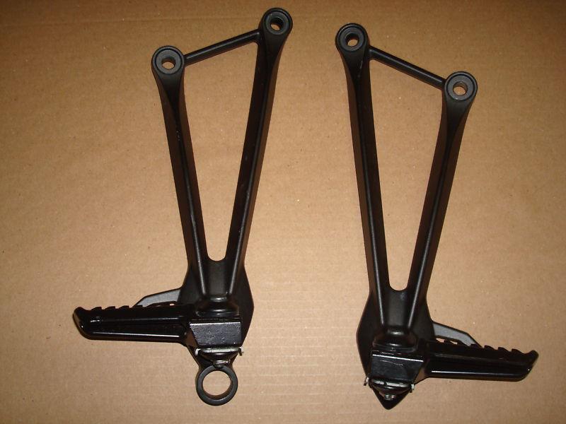 2013  kawasaki 636--zx6r- ninja --gsxr r6--cbr-----rear passenger pegs complete