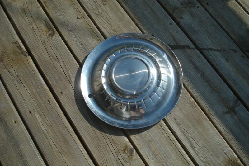 (1) vintage hub cap very good condition 