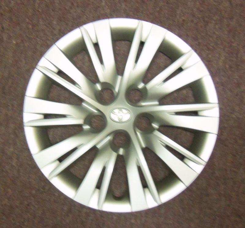 Toyota camry oem wheel cover in very good used condition and free shipping in us