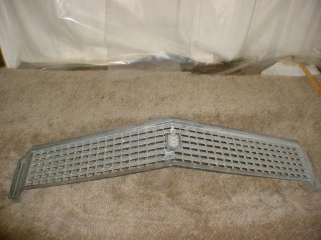 1973 chevrolet monte carlo grille w/emblem ***no reserve***