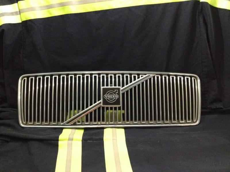 1993,94,95,96,97 volvo 850 grill with installation clips- *good used condition*