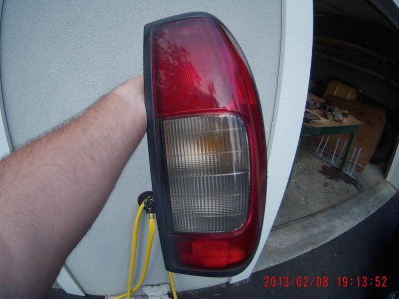 Nissan frontier rh tail light 98 99 00 01 02 03 04 